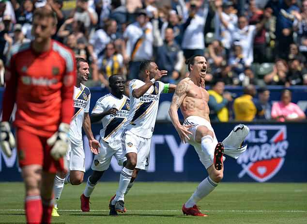 Ibrahimovic ghi bàn giúp La Galaxy đánh bại đội bóng của Schweinsteiger - Bóng Đá
