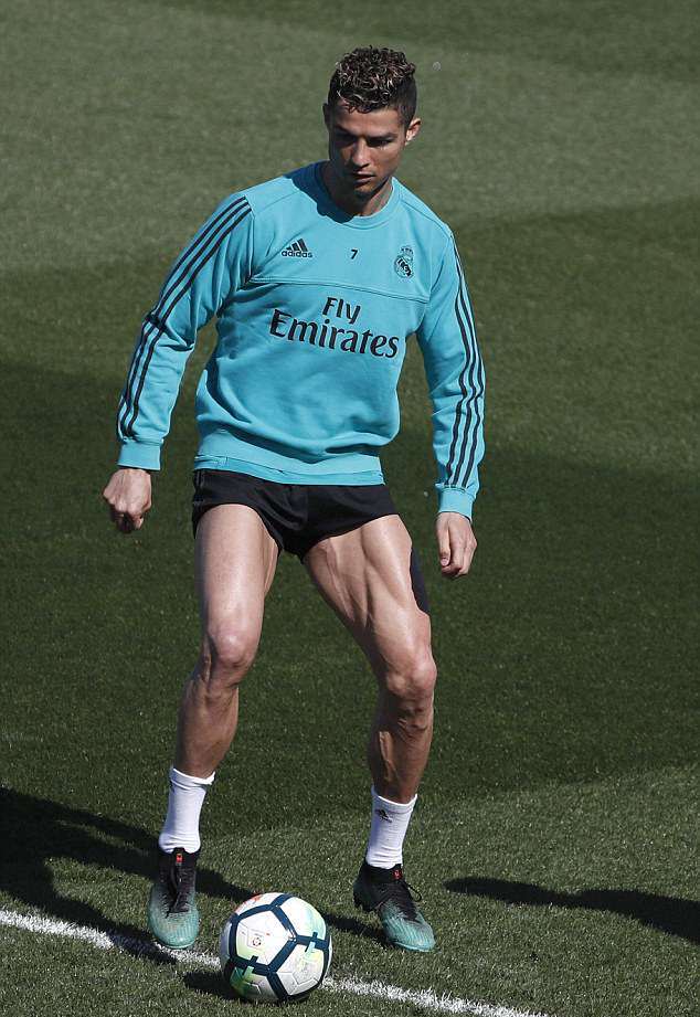 Cơ đùi Ronaldo như muốn nứt ra khi tập luyện - Bóng Đá