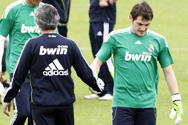 Mourinho: Julio Cesar bắt 1 tay cũng hơn 'thánh' Iker Casillas - Bóng Đá