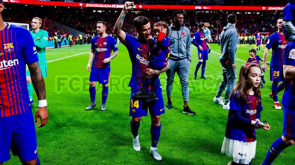 Dàn sao Barcelona 'quẩy' tưng bừng mừng ngôi vô địch - Bóng Đá