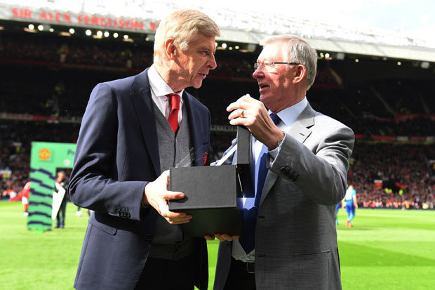 Hé lộ dòng chữ trên kỷ niệm chương Sir Alex tặng HLV Wenger - Bóng Đá