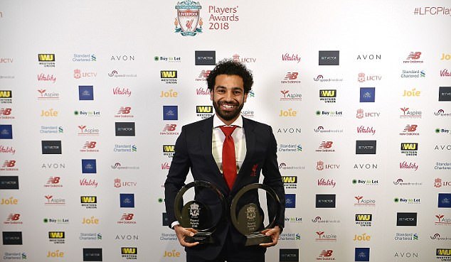 Gala trao giải cuối năm của Liverpool: Mohamed Salah 'mỏi tay' nhận quà - Bóng Đá