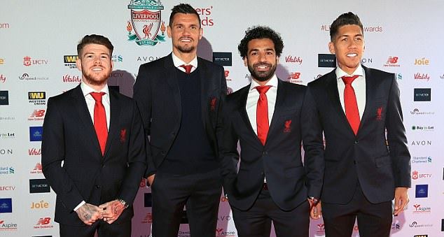 Gala trao giải cuối năm của Liverpool: Mohamed Salah 'mỏi tay' nhận quà - Bóng Đá