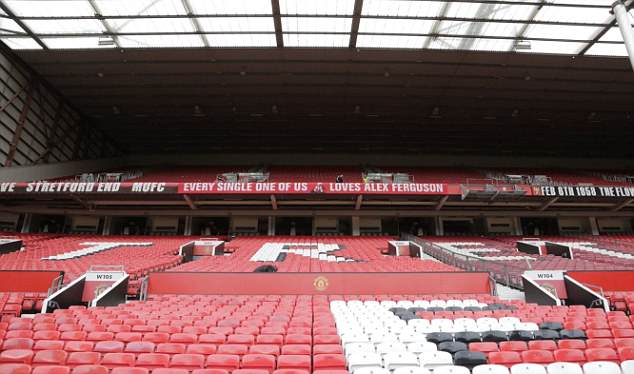 Banner tri ân Sir Alex tràn ngập sân Old Trafford - Bóng Đá