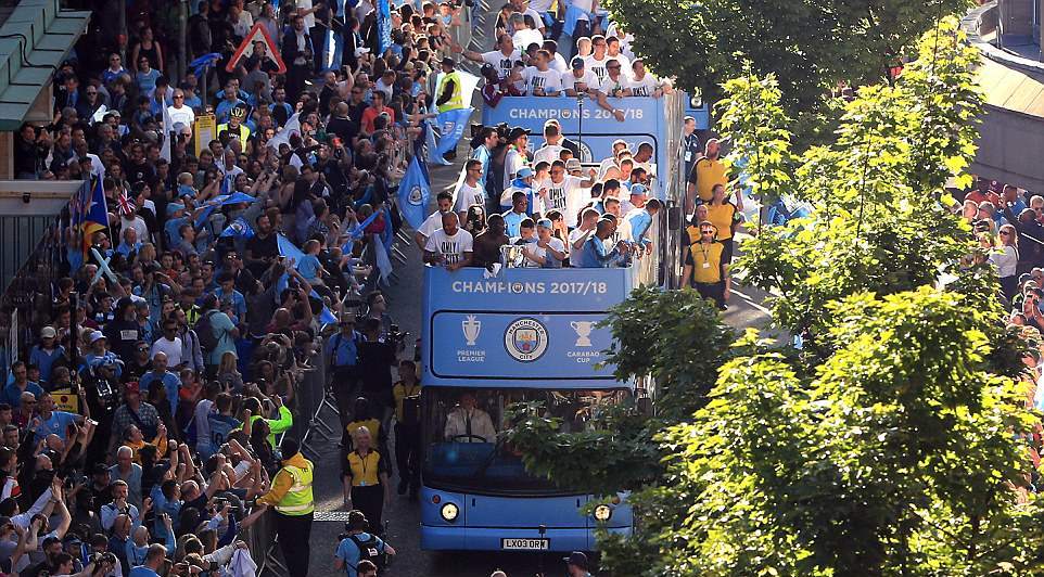 100.000 cổ động viên vây lấy Man City trong buổi diễu hành mừng ngôi vô địch - Bóng Đá