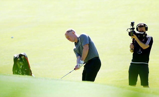 Carrick trổ tài đánh golf cùng Scholes và Nicky Butt - Bóng Đá