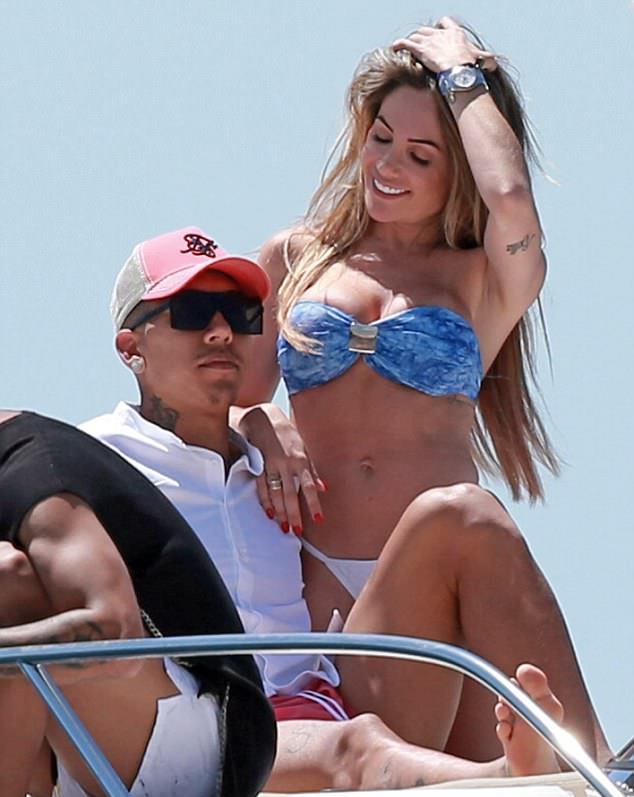 Firmino và bạn gái 'diễn cảnh nóng' trên biển - Bóng Đá