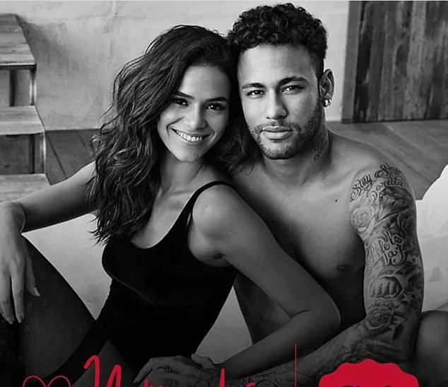 Neymar mặn nồng 'khóa môi' bạn gái - Bóng Đá