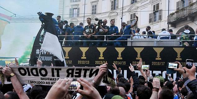 Juventus ăn mừng vô địch - Bóng Đá