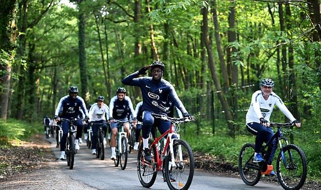 Dàn sao đội tuyển Pháp hào hứng cưỡi xe đạp địa hình - Bóng Đá