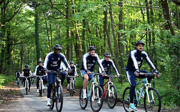 Dàn sao đội tuyển Pháp hào hứng cưỡi xe đạp địa hình - Bóng Đá