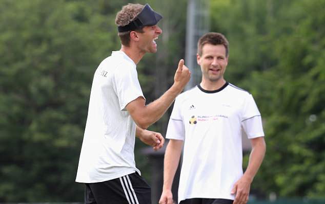 Muller và Matthias Ginter so tài bịt mắt đá bóng - Bóng Đá