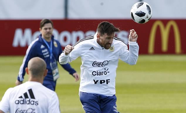 Fan nhí trèo rào để xin chữ ký Lionel Messi - Bóng Đá