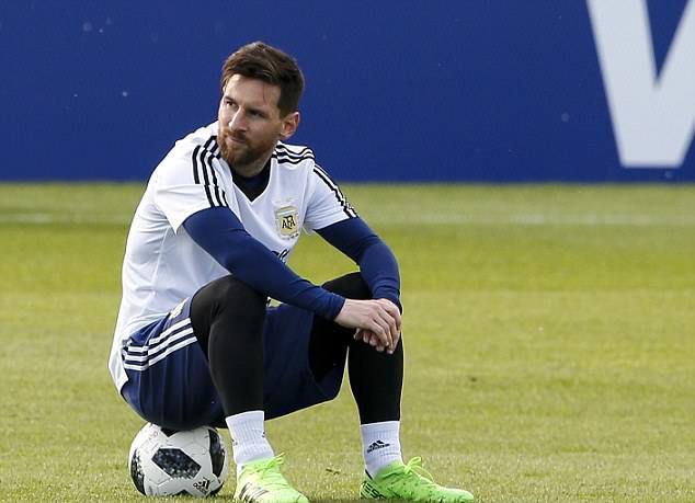Fan nhí trèo rào để xin chữ ký Lionel Messi - Bóng Đá