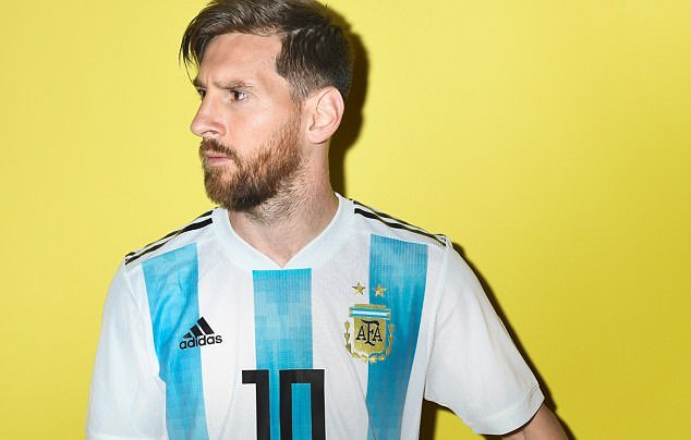 Messi nghiêm túc trong buổi chụp hình của tuyển Argentina - Bóng Đá