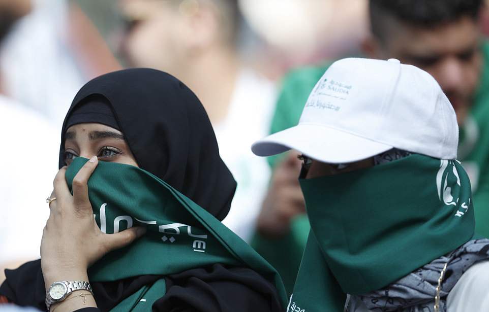 Hai mặt của nữ CĐV: Saudi Arabia kín đáo, Nga hở táo bạo - Bóng Đá
