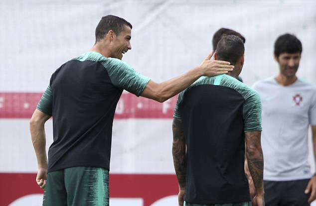Ronaldo cười 'nham nhở' rồi tát yêu Quaresma - Bóng Đá