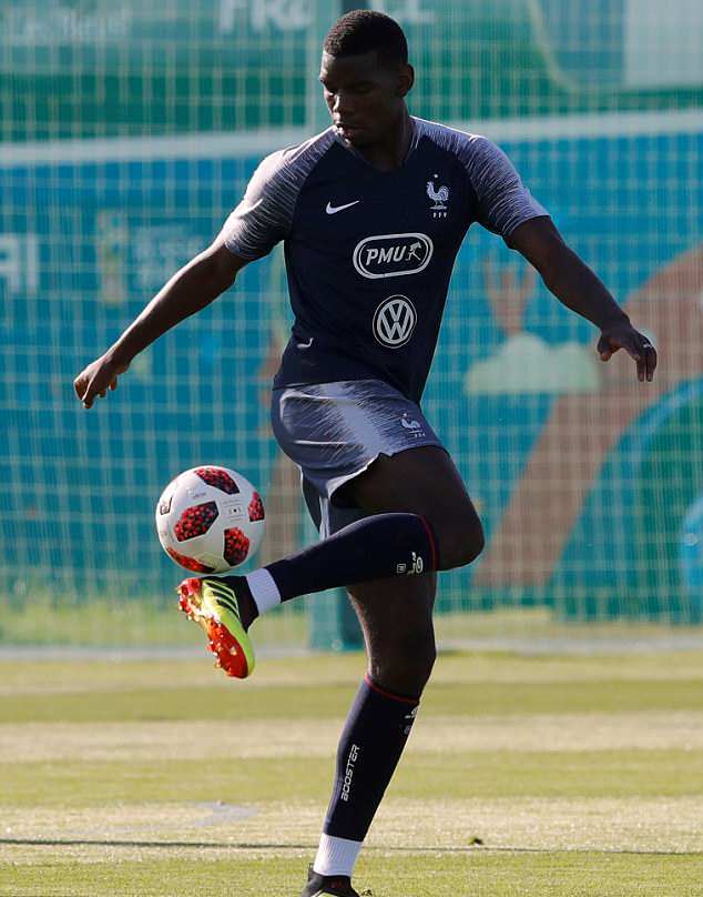 Trổ tuyệt kĩ, Pogba khiến đồng đội nhìn không chớp mắt - Bóng Đá