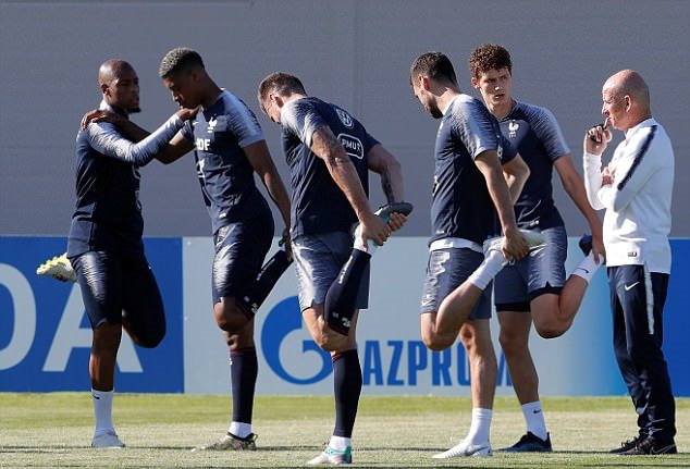 Trổ tuyệt kĩ, Pogba khiến đồng đội nhìn không chớp mắt - Bóng Đá
