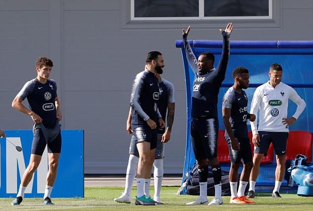 Trổ tuyệt kĩ, Pogba khiến đồng đội nhìn không chớp mắt - Bóng Đá