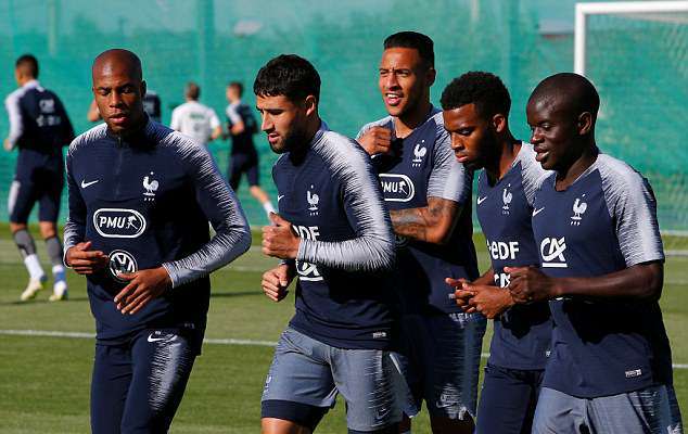 Trổ tuyệt kĩ, Pogba khiến đồng đội nhìn không chớp mắt - Bóng Đá
