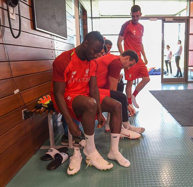 Naby Keita và Fabinho tỏ vẻ mệt mỏi trong ngày thứ 2 tập luyện cùng Liverpool - Bóng Đá