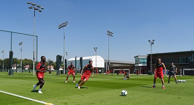 Naby Keita và Fabinho tỏ vẻ mệt mỏi trong ngày thứ 2 tập luyện cùng Liverpool - Bóng Đá