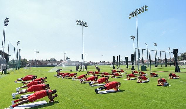 Naby Keita và Fabinho tỏ vẻ mệt mỏi trong ngày thứ 2 tập luyện cùng Liverpool - Bóng Đá
