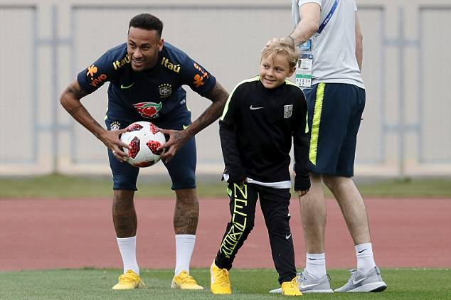 Con trai Neymar tới sân - Bóng Đá