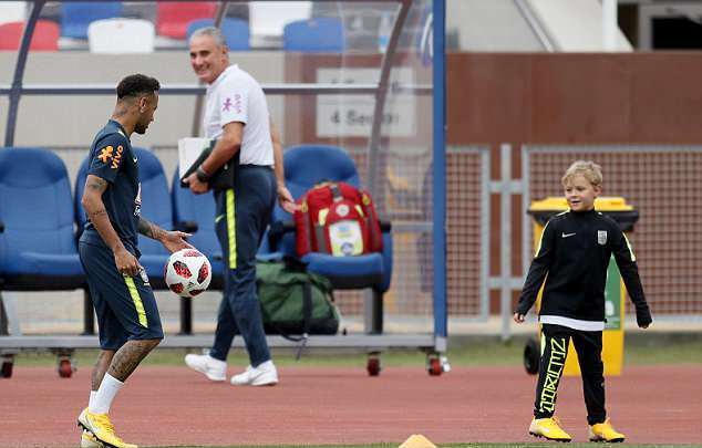 Con trai Neymar tới sân - Bóng Đá