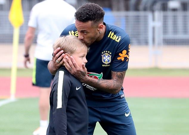 Con trai Neymar tới sân - Bóng Đá