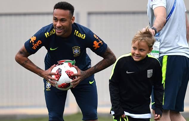 Con trai Neymar tới sân - Bóng Đá