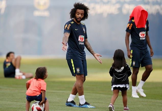 Con trai Neymar tới sân - Bóng Đá