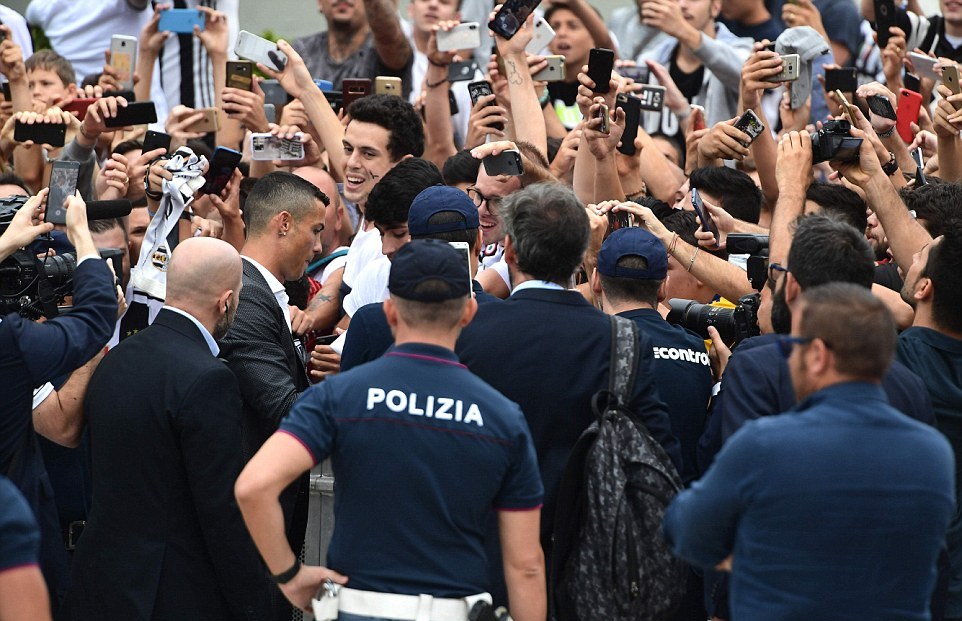Ronaldo oai vệ trước hàng nghìn cổ động viên Juventus - Bóng Đá