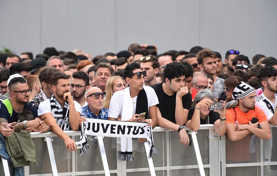 Ronaldo oai vệ trước hàng nghìn cổ động viên Juventus - Bóng Đá
