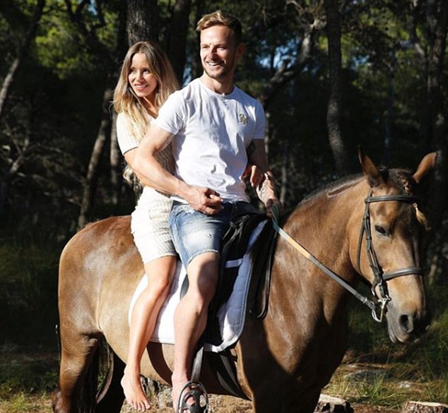 Hậu World Cup, Rakitic vui thú cưỡi ngựa cùng vợ yêu - Bóng Đá