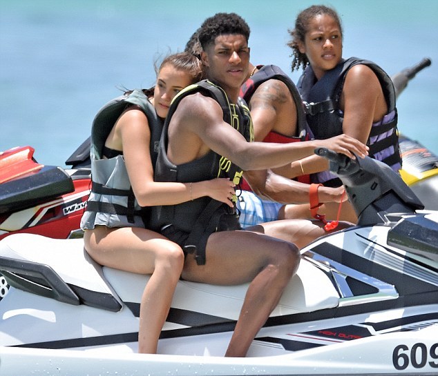 Rashford vi vu cưỡi sóng cùng người đẹp