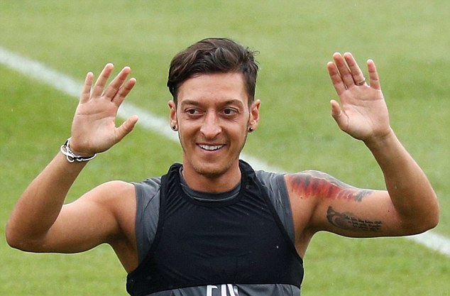 Mesut Ozil cười không ngớt sau cú sốc ở ĐTQG - Bóng Đá