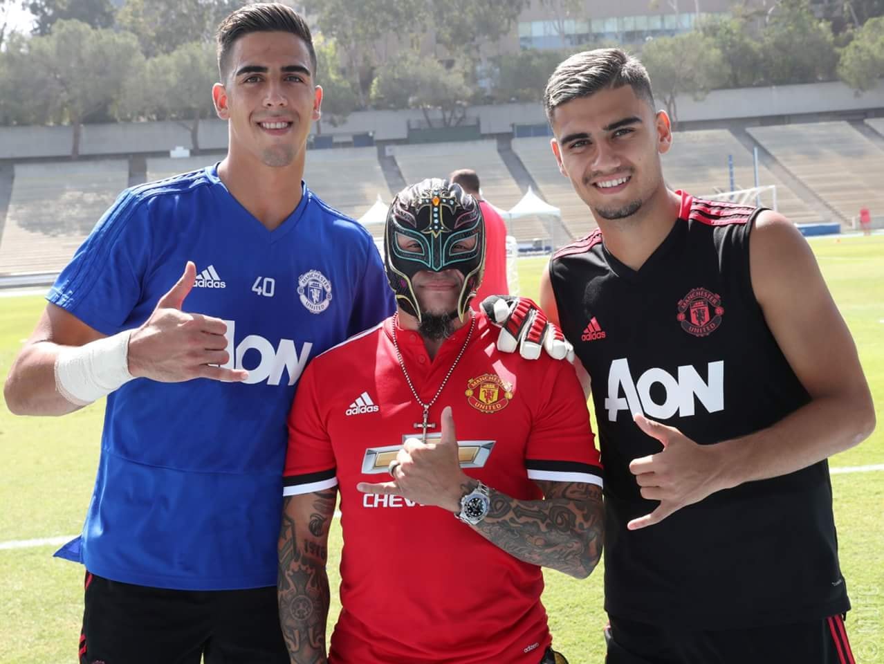 Siêu sao WWE Rey Mysterio mang mặt nạ đột nhập nơi tập luyện của Man Utd - Bóng Đá