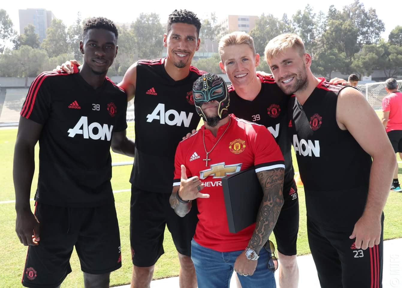 Siêu sao WWE Rey Mysterio mang mặt nạ đột nhập nơi tập luyện của Man Utd - Bóng Đá