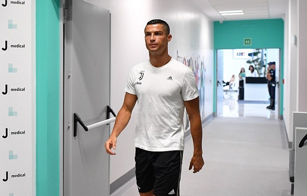Ronaldo tay bắt mặt mừng với các đồng đội mới - Bóng Đá