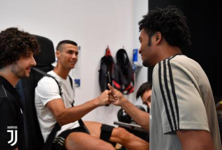 Ronaldo tay bắt mặt mừng với các đồng đội mới - Bóng Đá
