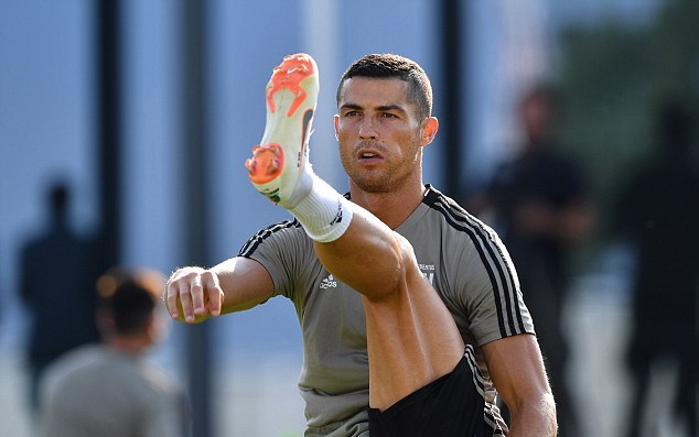 Dybala 'chỉ biết đứng nhìn' cặp giò khủng của Cristiano Ronaldo - Bóng Đá