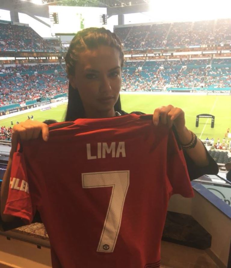 Adriana Lima - thiên thần nội y nóng bỏng khoe áo đấu Man Utd - Bóng Đá