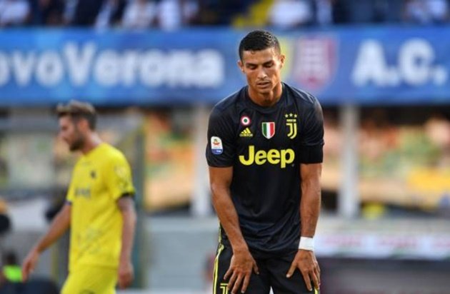 HLV Allegri nhận xét không thể tin được về màn ra mắt của Ronaldo - Bóng Đá