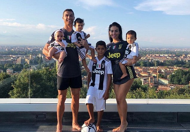 Đại gia đình Ronaldo khoe sắc trong màu áo Juve - Bóng Đá