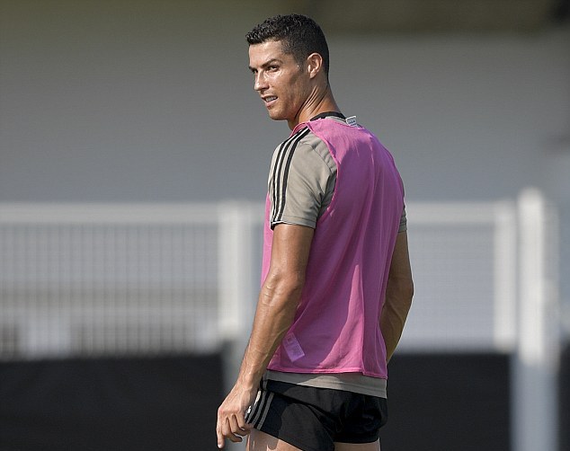 Đại gia đình Ronaldo khoe sắc trong màu áo Juve - Bóng Đá