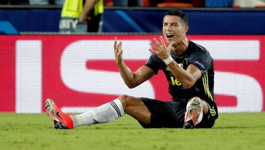 Nhận thẻ đỏ, Cristiano Ronaldo khóc như một đứa trẻ  - Bóng Đá