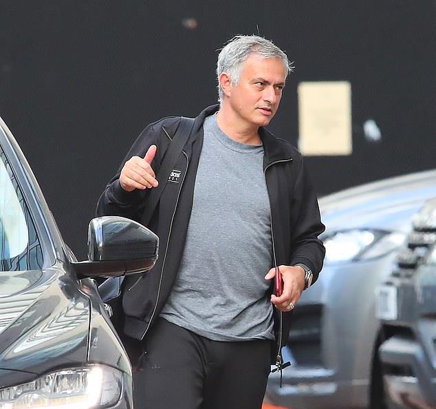 Mourinho ở khách sạn - Bóng Đá
