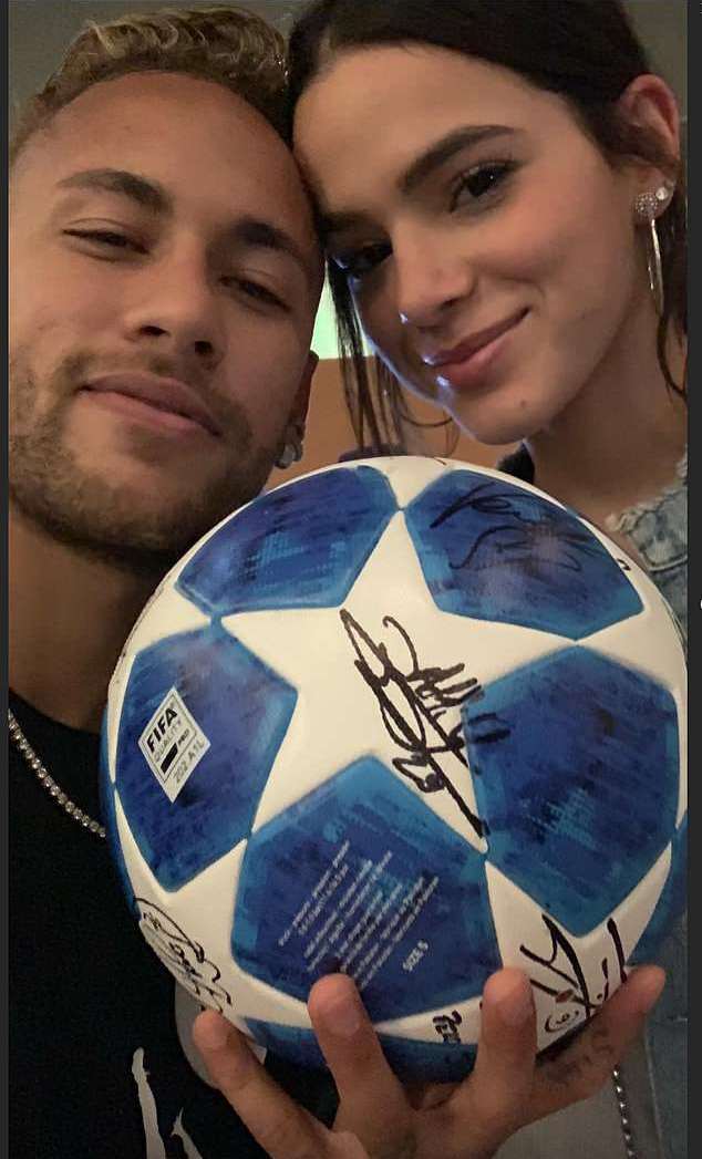 Neymar khoe trái bóng hat-trick cùng cô bạn gái gợi tình - Bóng Đá